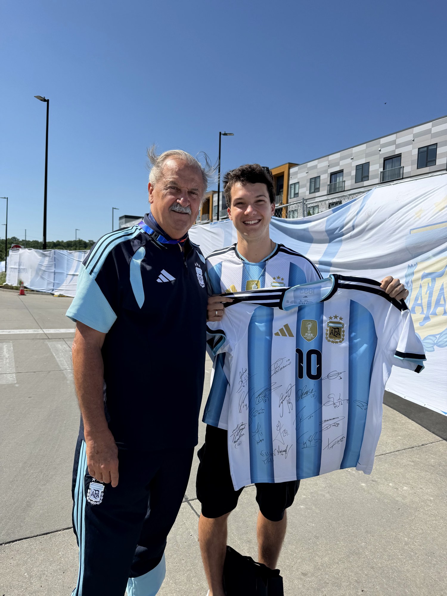 Juan recibiendo la camiseta de la Selección Argentina firmada por todo el plantel campeón del mundo
